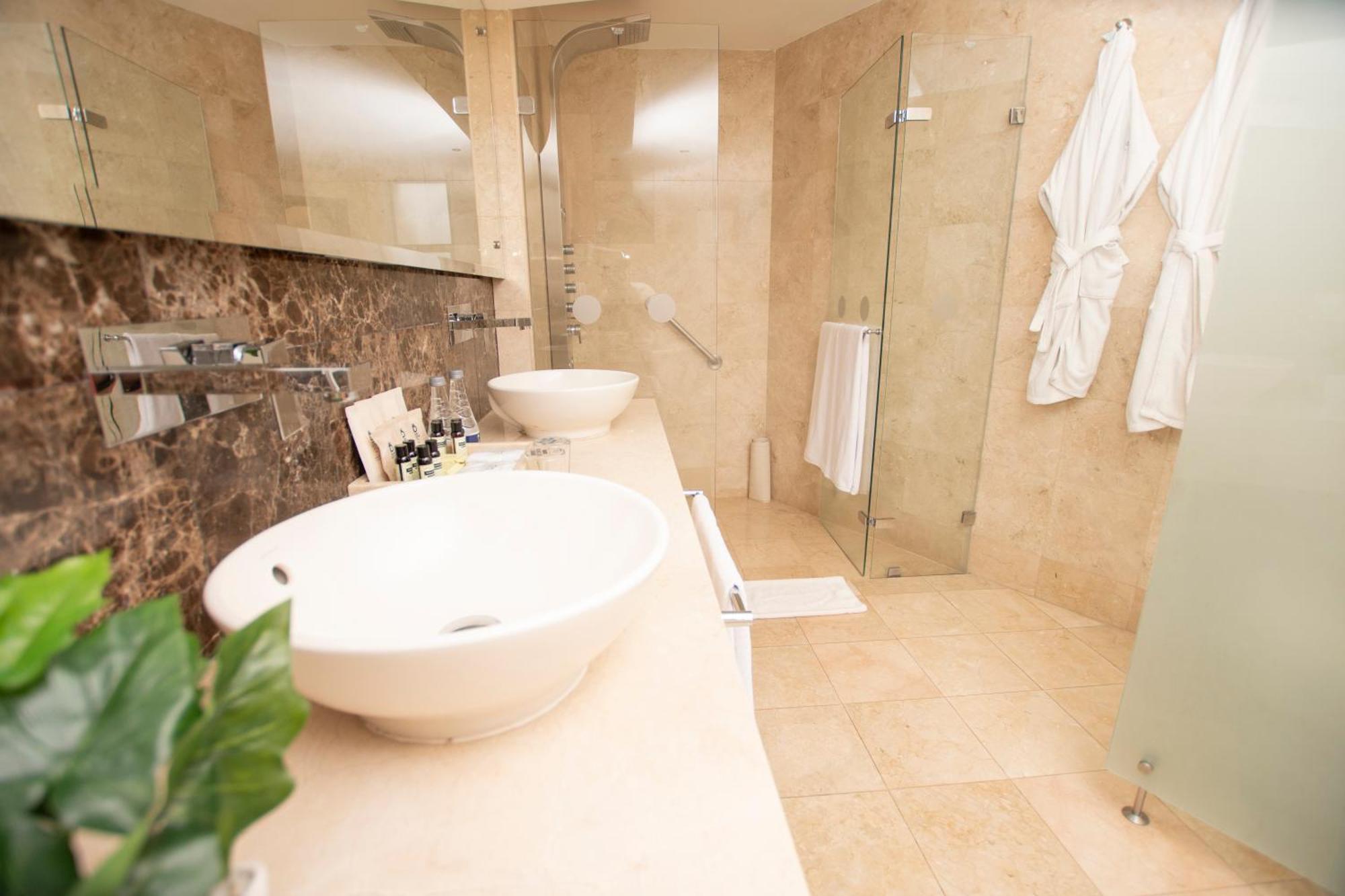 Hotel Dann Carlton Кали Екстериор снимка